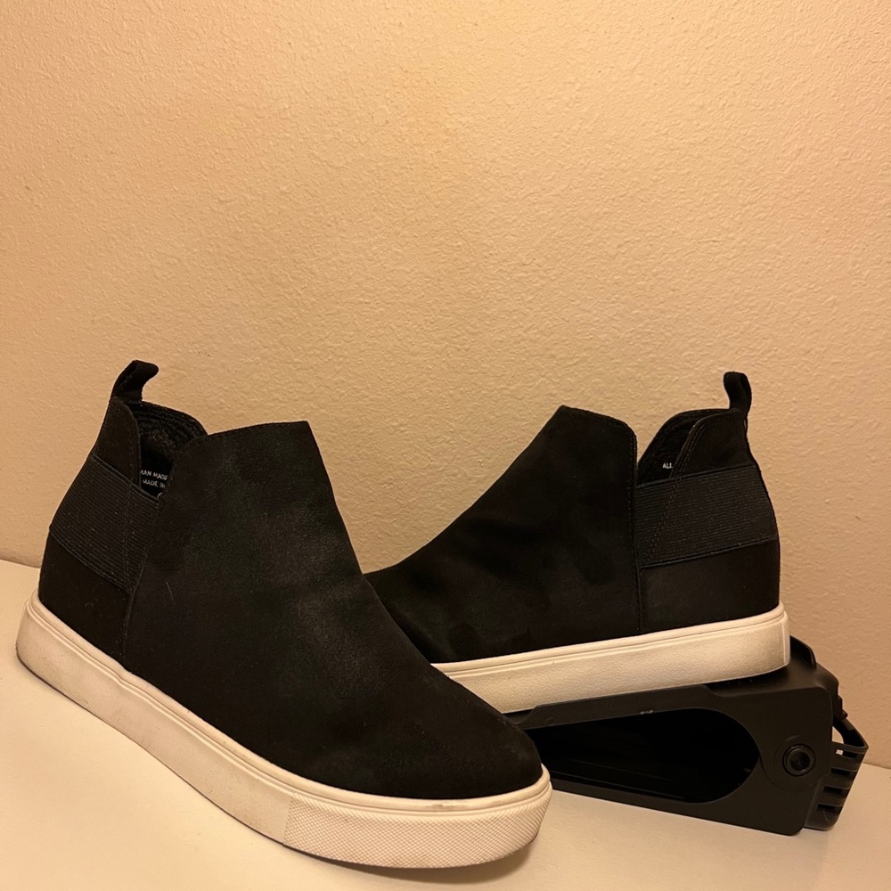 Like new raised heeled shoe